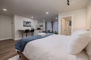 Escritorio, tabla de planchar con plancha, wifi y ropa de cama 