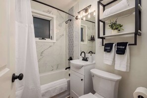 Shower, hair dryer, towels, shampoo - Downtown Nordic Studio - King Bed - Walkable (Anchorage)