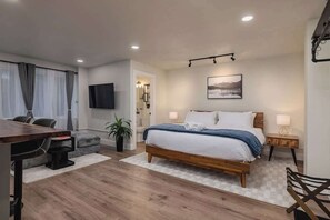 Escritorio, tabla de planchar con plancha, wifi y ropa de cama 