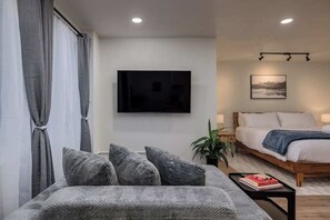 Escritorio, tabla de planchar con plancha, wifi y ropa de cama 