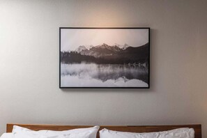 Escritorio, tabla de planchar con plancha, wifi y ropa de cama 