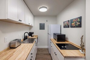 Coffee/tea maker, fridge, microwave, dishwasher - Downtown Nordic Studio - King Bed - Walkable (Anchorage)