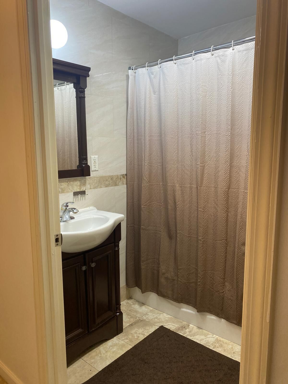 Secadora de cabello, toallas, jabón, papel de baño 