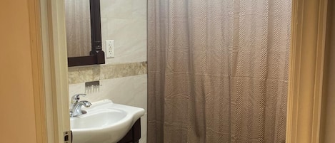 Haartrockner, HandtĂŒcher, Seife, Toilettenpapier