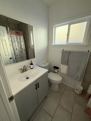 Toallas, jabón, papel de baño 