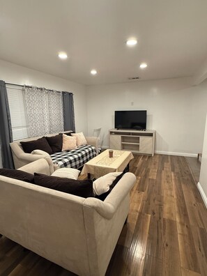 Smart TV - Cozy 2-bedroom house in amazing Downey with Central Air & private parking for 2 (Downey)
