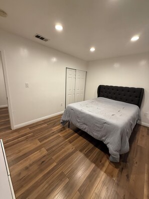 2 habitaciones, tabla de planchar con plancha y wifi gratis 