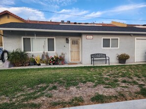 Exterior - Cozy 2-bedroom house in amazing Downey with Central Air & private parking for 2 (Downey)