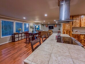 Dining - Seagate Guest House + Cottage - Coos Bay, OR (Coos Bay)