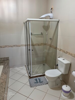 Shower, jetted tub, toilet paper