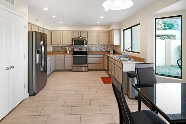Fridge, microwave, stovetop, dishwasher - 3 Bd rm/Sofa Sleeper:Arizona Oasis Cozy, Clean (Casa Grande)