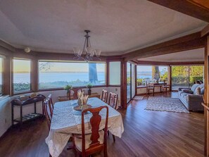 Dining - Seagate Manor + Guest House - Coos Bay Homes (Coos Bay)