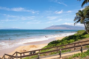 Sun-loungers, beach towels - Spacious 2Bed 2Bath Maui Condo w/ Huge Lanai & Pool Views – Steps to Beach! (Kihei)