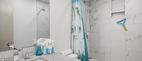 Douche, séchoir à cheveux, serviettes fournies, savon