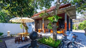 Outdoor dining - Braya Living (Denpasar)