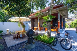 Outdoor dining - Braya Living (Denpasar)