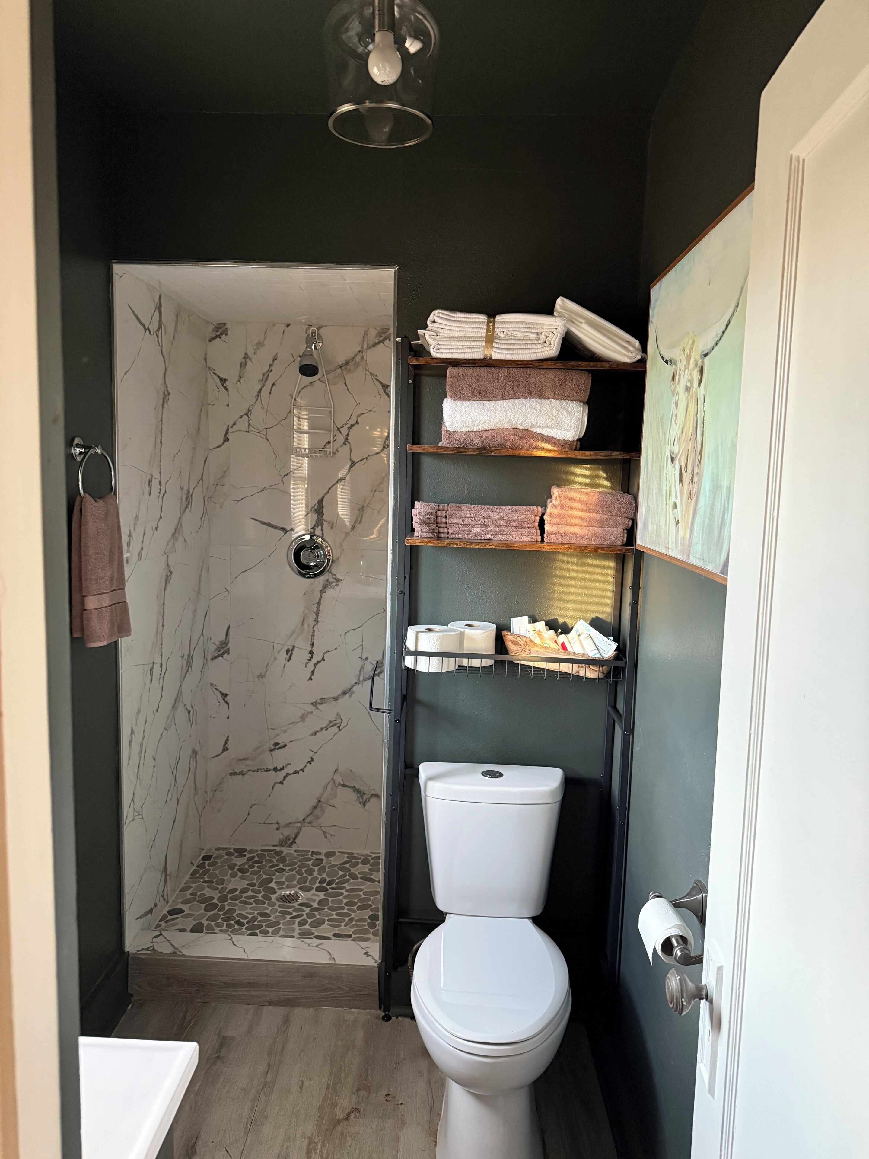 Een douche, een haardroger, handdoeken, zeep