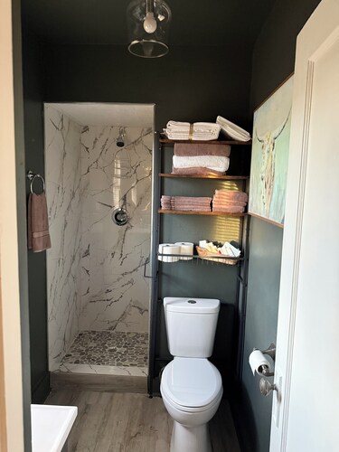 Small Town Comforts- 1-bedroom house in charming Clarendon - Bunk House #2