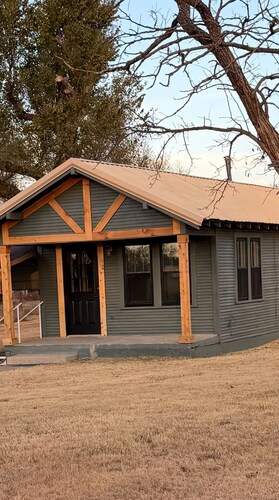 Small Town Comforts- 1-bedroom house in charming Clarendon - Bunk House #2
