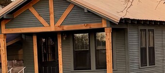 Small Town Comforts- 1-bedroom house in charming Clarendon - Bunk House #2