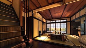 Un intérieur japonais traditionnel avec un sol recouvert de tatamis, une basse table en bois et des portes coulissantes.