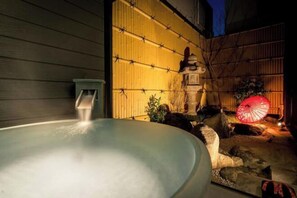 Outdoor spa tub - KONJAKUSO Osaka Tsuruhashi "KAKUJU" (Osaka)