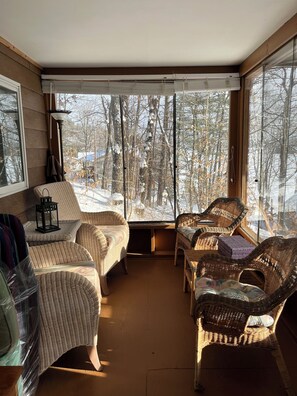 Interior - Charming Lakefront Cottage (Calabogie)