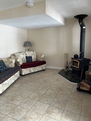 Interior - Charming Lakefront Cottage (Calabogie)