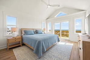 5 bedrooms, free WiFi, bed sheets - NEWLY RENOVATED! Oceanfront, Beach Access, Dog Friendly, Spacious Decks (Salvo)