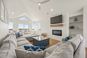 Smart TV, table football, books - NEWLY RENOVATED! Oceanfront, Beach Access, Dog Friendly, Spacious Decks (Salvo)