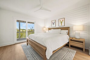 5 bedrooms, free WiFi, bed sheets - NEWLY RENOVATED! Oceanfront, Beach Access, Dog Friendly, Spacious Decks (Salvo)