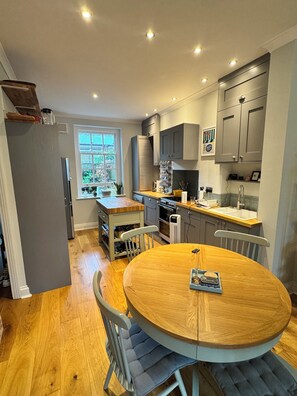 Dining - Welcoming 1-bedroom apartment in London perfect for your stay (London)