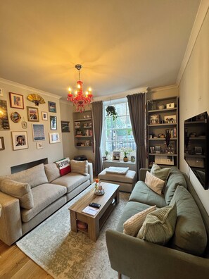 Living area - Welcoming 1-bedroom apartment in London perfect for your stay (London)