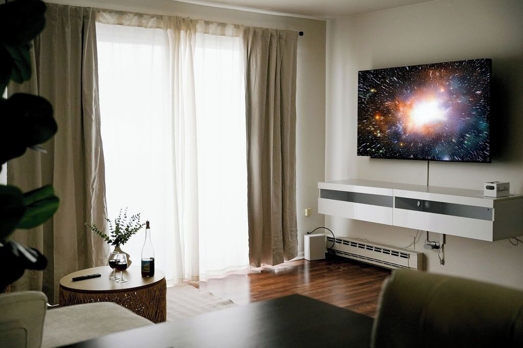 Smart-tv en een computerscherm