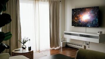 Smart-tv en een computerscherm