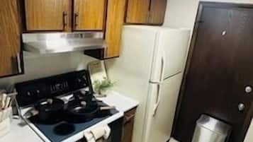 Kjøleskap, mikrobølgeovn, ovn og kokeplater