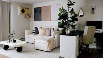 Een smart-tv en een computerscherm