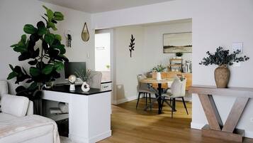 Een smart-tv en een computerscherm