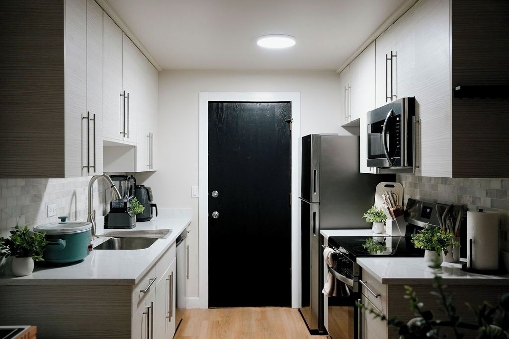 Een koelkast, een magnetron, een oven, een kookplaat