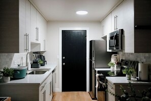 Refrigerador, microondas, horno y parrilla de estufa