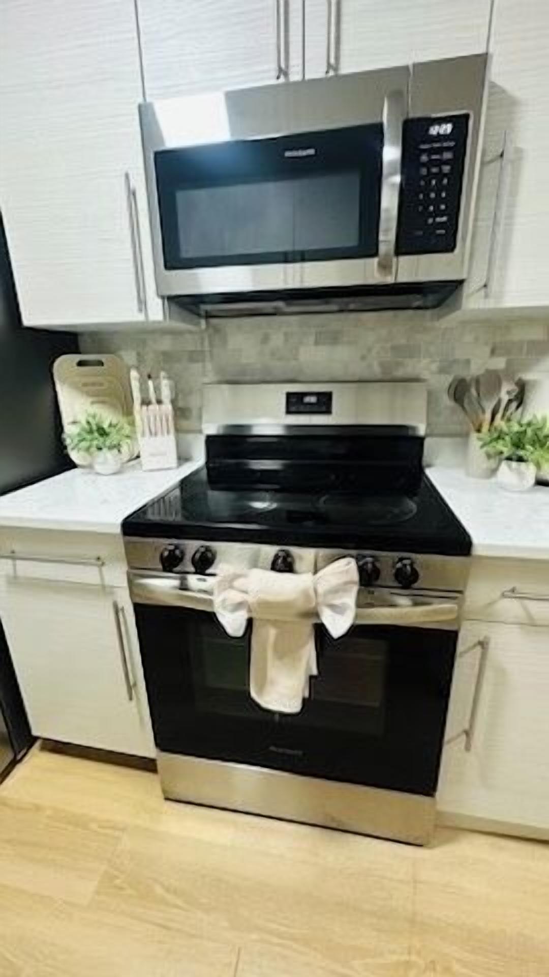 Kylskåp, mikrovågsugn, ugn och spishäll