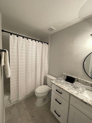 Hair dryer, towels, soap, toilet paper - Cozy 1-bedroom condo with 1 car garage in beautiful Scottsdale (Scottsdale)