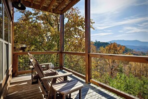 Terrace/patio - Private Heated Pool -VIEWS - Lux Cabin -Game/Movie Room -Hot Tub -Pet friendly (Sevierville)