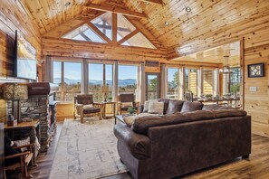 Living area - Private Heated Pool -VIEWS - Lux Cabin -Game/Movie Room -Hot Tub -Pet friendly (Sevierville)