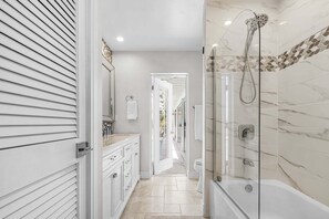 Shower, hair dryer, towels - Serene Canal Views, Heated Pool & Relaxation - Villa Pelican Paradise - Roelens (Cape Coral)