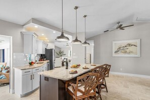 Fridge, microwave, oven, stovetop - Serene Canal Views, Heated Pool & Relaxation - Villa Pelican Paradise - Roelens (Cape Coral)