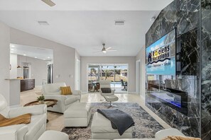 Lobby - Serene Canal Views, Heated Pool & Relaxation - Villa Pelican Paradise - Roelens (Cape Coral)