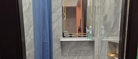 Dusche, Handtücher, Seife, Toilettenpapier