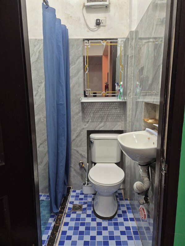 Regadera, toallas, jabón, papel de baño