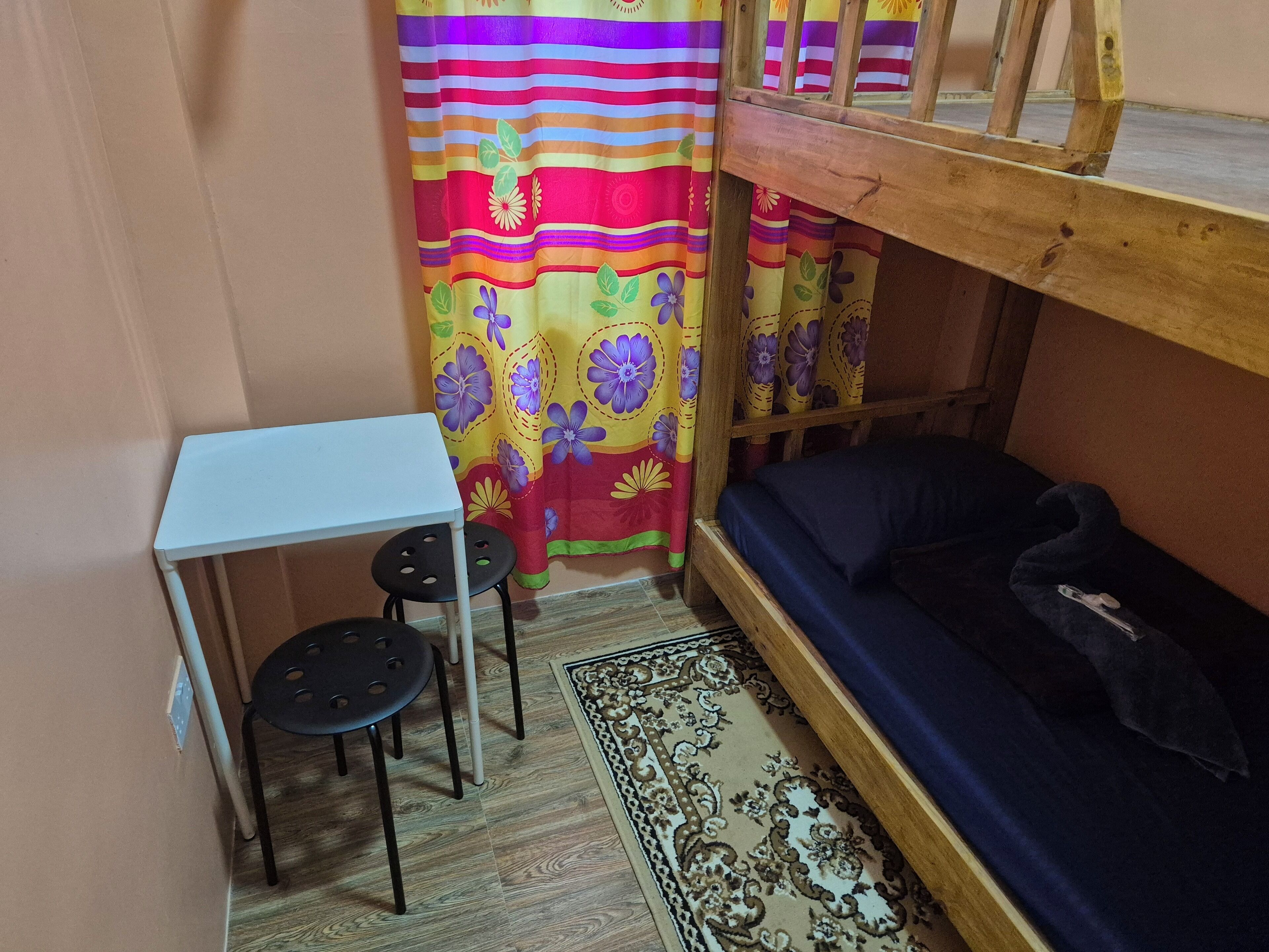 1 slaapkamer, een strijkplank/strijkijzer, gratis wifi, beddengoed